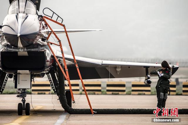 解放軍首批殲擊機女飛行員亮相珠海航展(圖)