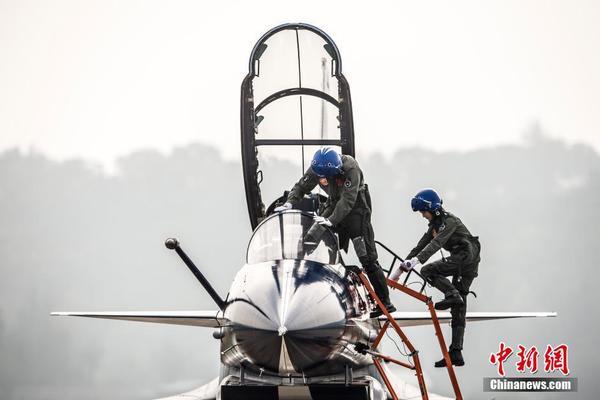 解放軍首批殲擊機女飛行員亮相珠海航展(圖)